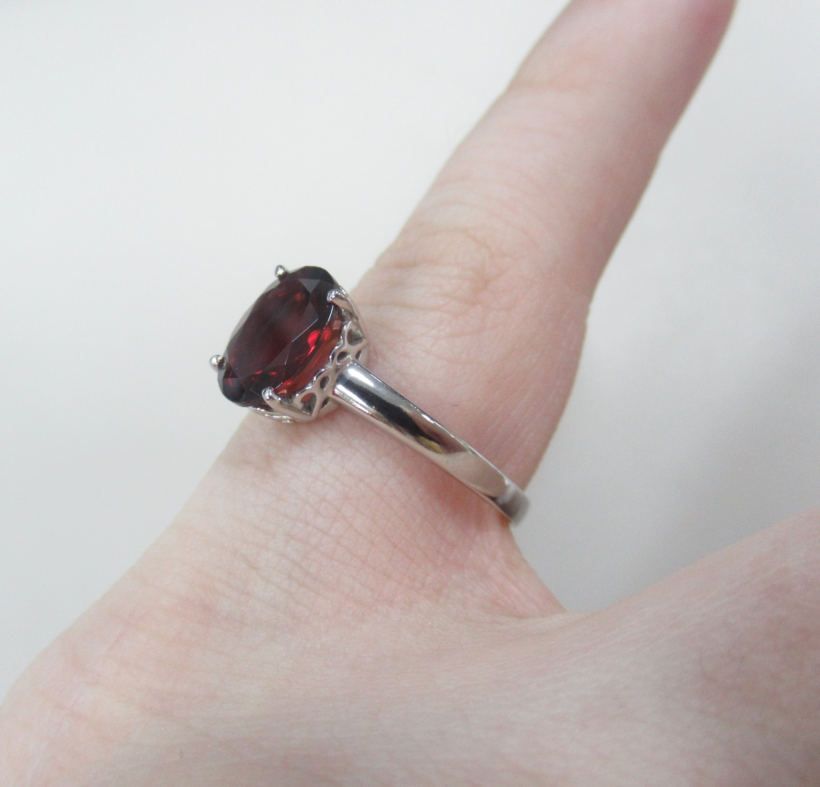 Серебряное кольцо с гранатом